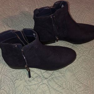 Daisy Fuentes Size 7.5 Navy Suede Ankle Boots - New Without Tags